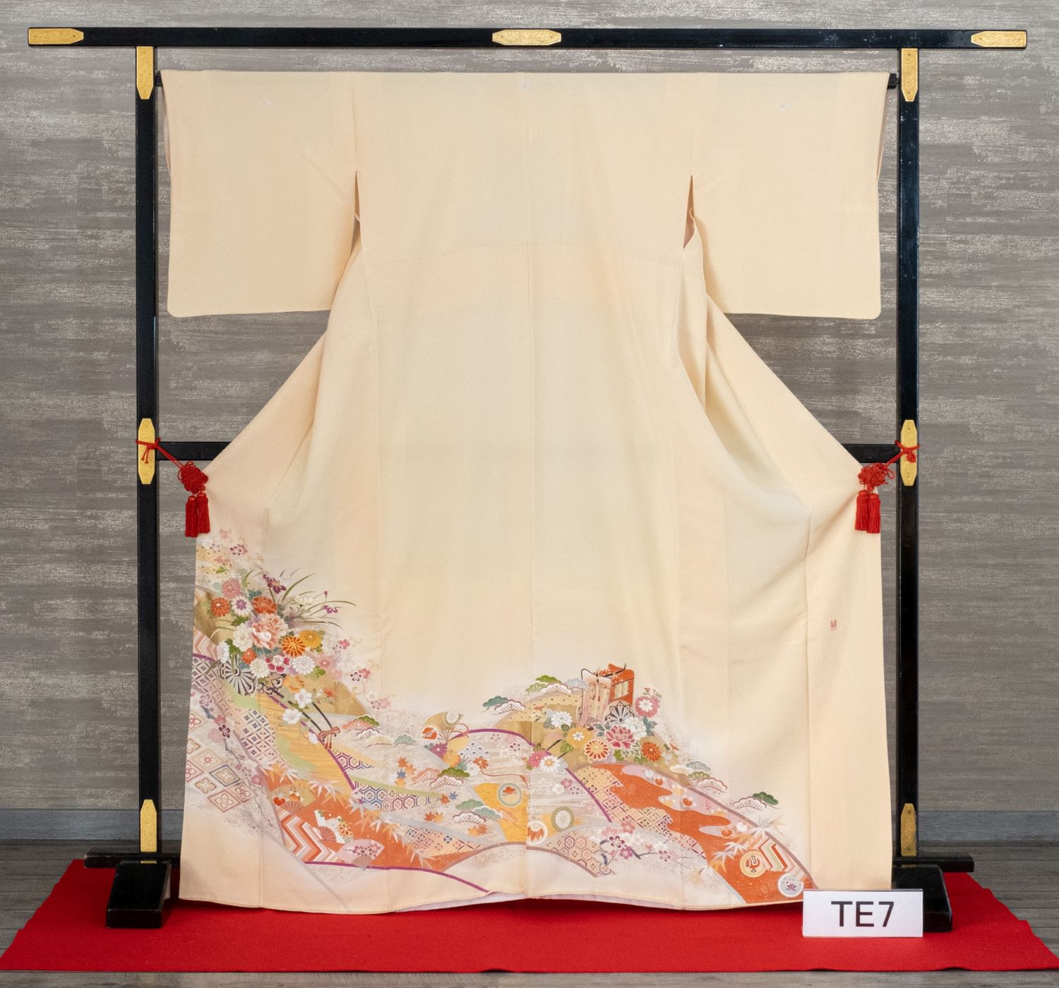 色留袖　華御所車山取り紋様